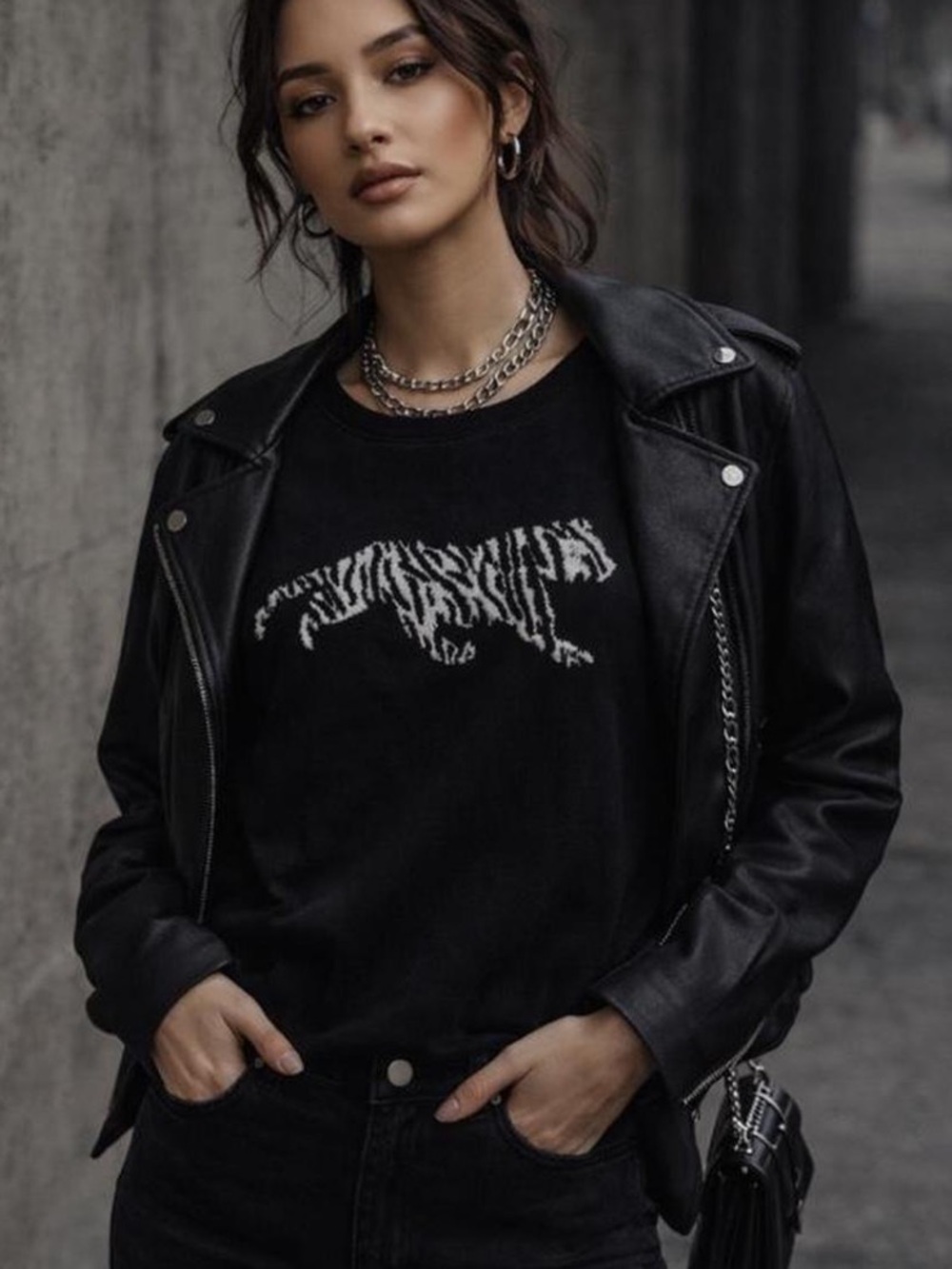 Tiger Graphic Black Model Off Duty Crew Neck Sweater